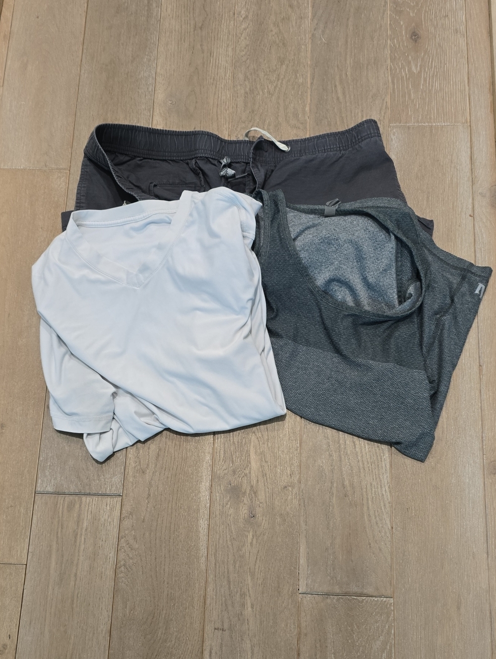 Vuori Men's LARGE RIPSTOP Athletic Shorts, Tank & Tee - White & Dark Gray
